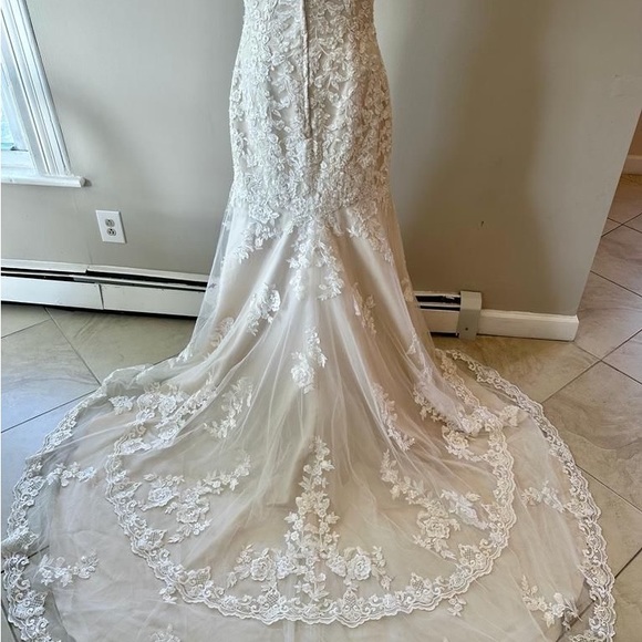 Wedding Dress - Picture 3 of 8